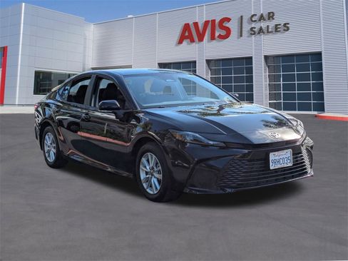 Used 2025 Toyota Camry LE image 3