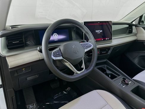 New 2025 Volkswagen Tiguan SE image 9