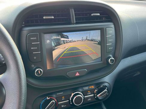 Used 2025 Kia Soul LX w/ LX Technology Package FWD image 21