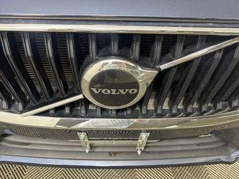 Used 2022 Volvo XC60 B5 Momentum image 9