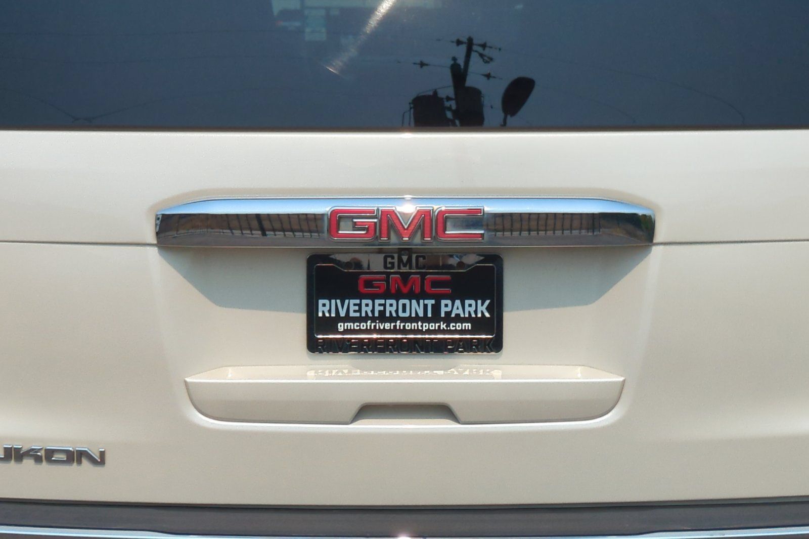 Used 2015 GMC Yukon Denali w/ Premium Package AWD/4WD image 46
