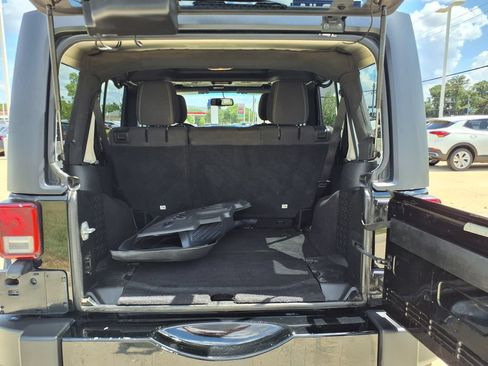 Used 2018 Jeep Wrangler Unlimited Sahara w/ Connectivity Group AWD/4WD image 12