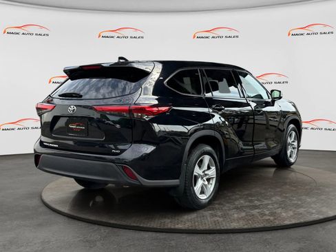 Used 2021 Toyota Highlander L AWD/4WD image 10