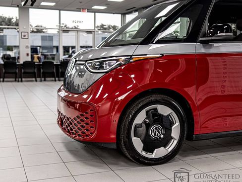 Used 2025 Volkswagen ID. Buzz Pro S RWD image 5
