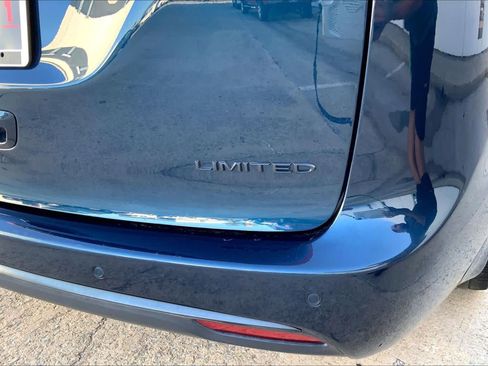 Used 2025 Chrysler Pacifica Limited FWD image 10