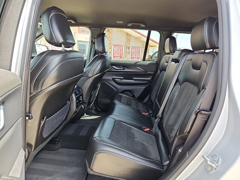 Used 2025 Jeep Grand Cherokee Altitude image 9