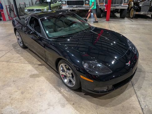 Used 2007 Chevrolet Corvette Coupe w/ Performance Package RWD image 14
