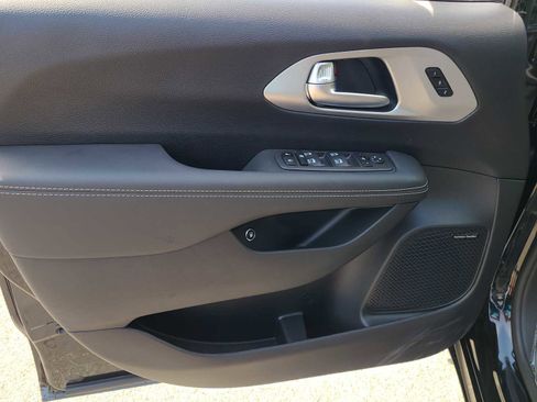 New 2023 Chrysler Pacifica Limited w/ Uconnect Theater Family Group image 18