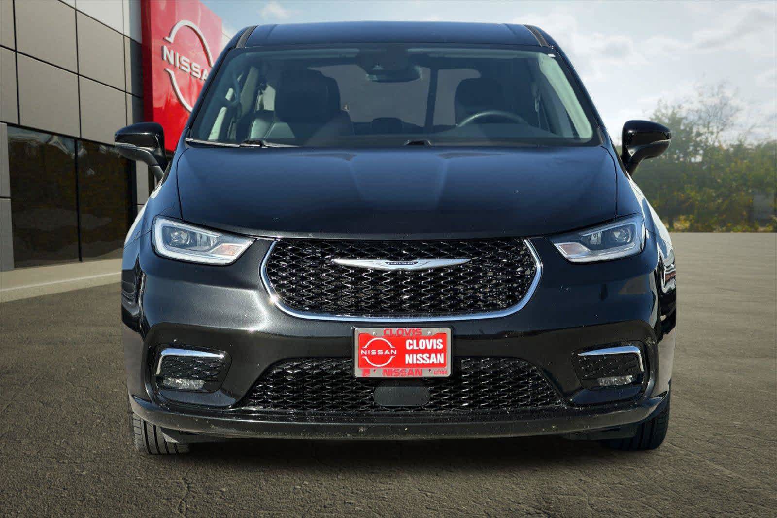 Used 2023 Chrysler Pacifica Touring-L FWD image 12