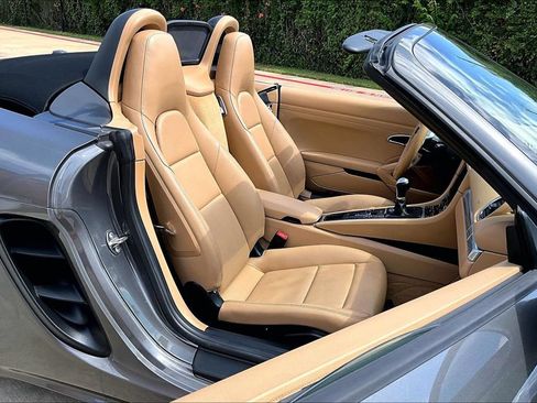 Used 2017 Porsche 718 Boxster RWD image 10
