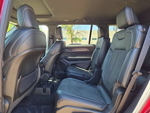 Used 2025 Jeep Grand Cherokee L Altitude AWD/4WD image 13
