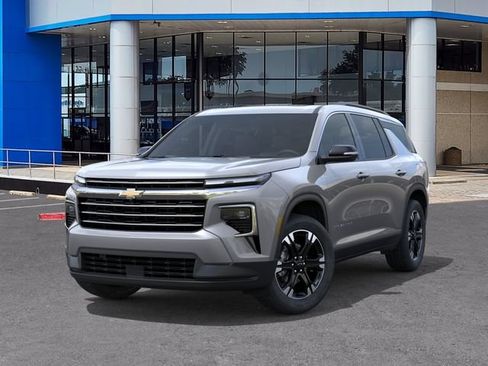 New 2027 Chevrolet Traverse LT w/ Sun and Wheel Package FWD image 6