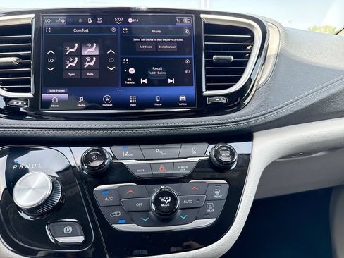 Used 2023 Chrysler Pacifica Touring-L FWD image 18