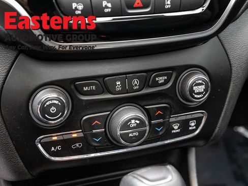 Used 2021 Jeep Cherokee Limited w/ Mopar Interior Package AWD/4WD image 21