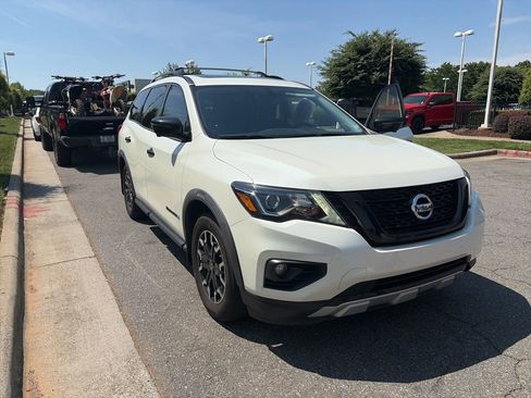 Used 2020 Nissan Pathfinder SL FWD image 5