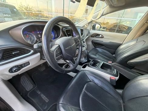Used 2017 Chrysler Pacifica Touring-L Plus w/ Tire & Wheel Group FWD image 6