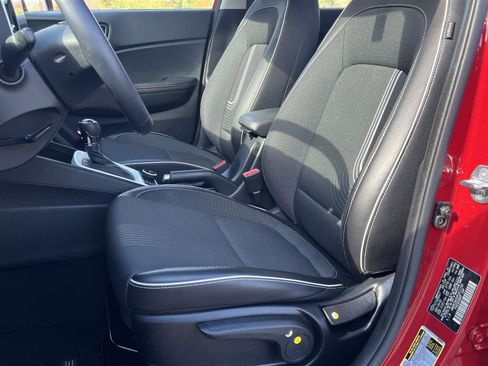 Used 2023 Hyundai Venue Limited image 12