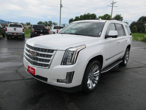 Used 2018 Cadillac Escalade Luxury w/ LPO, Radiant Package AWD/4WD image 11