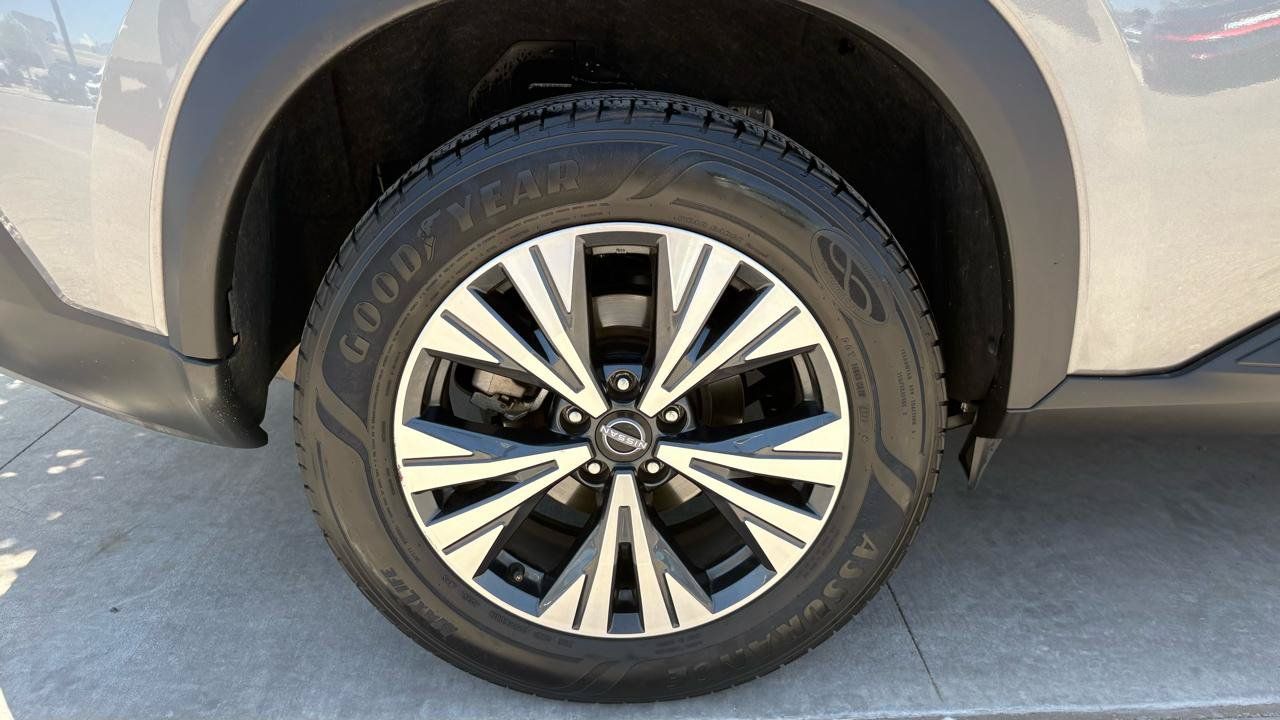 Used 2022 Nissan Rogue SV FWD image 3
