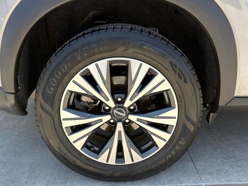 Used 2022 Nissan Rogue SV FWD image 3