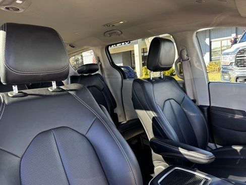Used 2024 Chrysler Pacifica Touring-L image 14