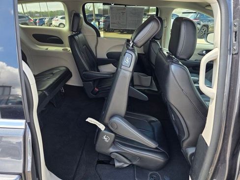 Used 2023 Chrysler Pacifica Touring-L FWD image 16