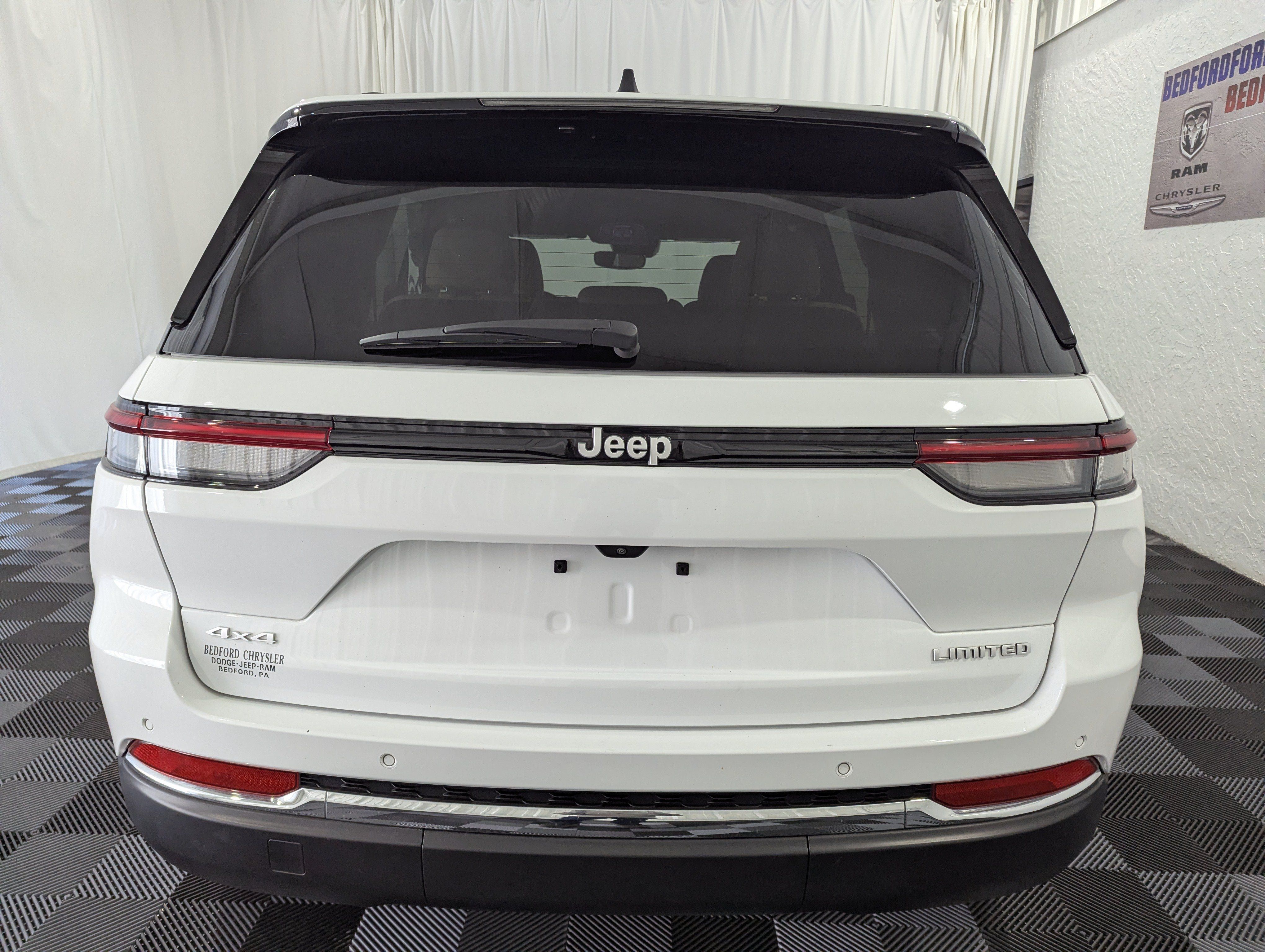 Used 2024 Jeep Grand Cherokee Limited AWD/4WD image 9