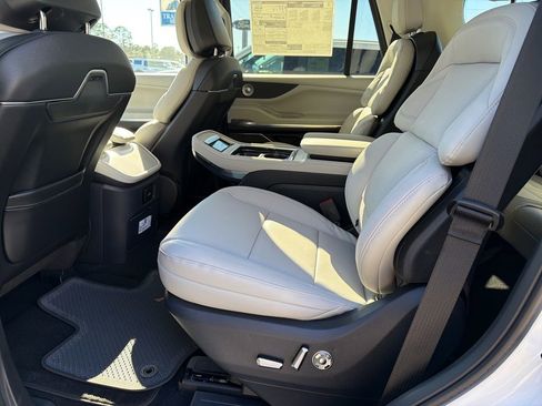 New 2026 Lincoln Navigator Reserve AWD/4WD image 9