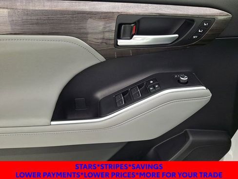 Used 2023 Toyota Highlander Limited FWD image 14