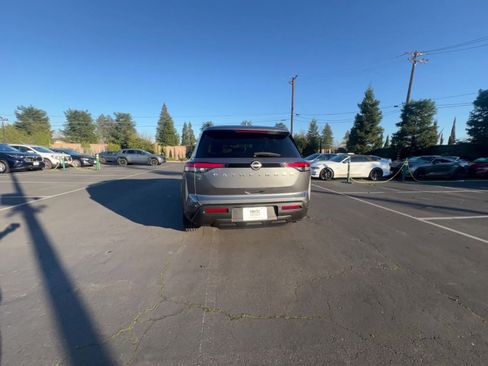 Used 2025 Nissan Pathfinder SV image 16