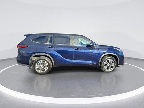 Certified 2025 Toyota Highlander XLE AWD/4WD image 11
