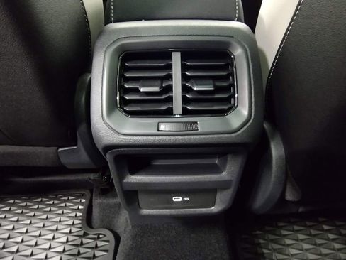 Used 2025 Volkswagen Taos SE AWD/4WD image 34