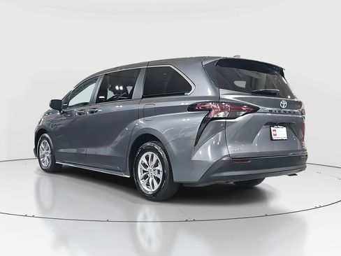 Certified 2025 Toyota Sienna LE image 7