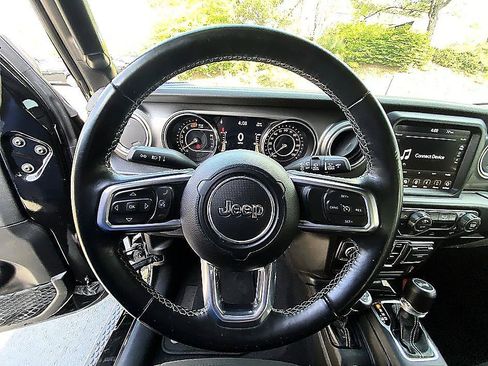 Used 2022 Jeep Wrangler Unlimited Sahara AWD/4WD image 15