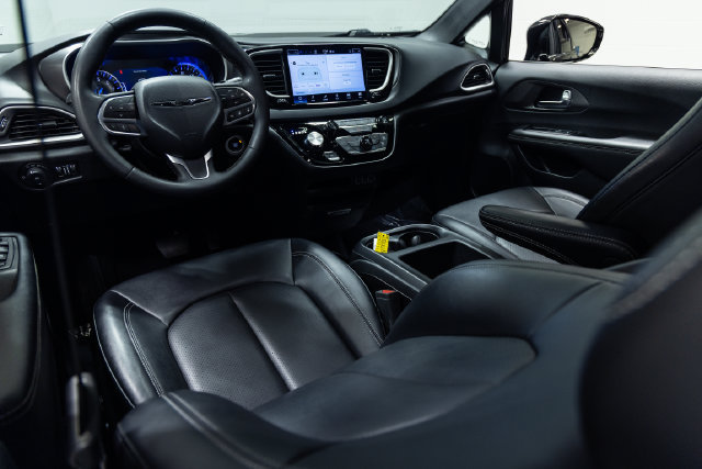 Used 2025 Chrysler Pacifica Select FWD image 19