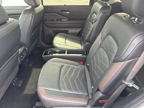 Used 2024 Nissan Pathfinder Platinum AWD/4WD image 18