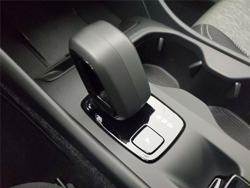 Certified 2026 Volvo XC40 B5 Core AWD/4WD image 32