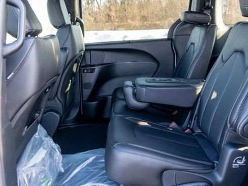 New 2026 Chrysler Pacifica Select image 10