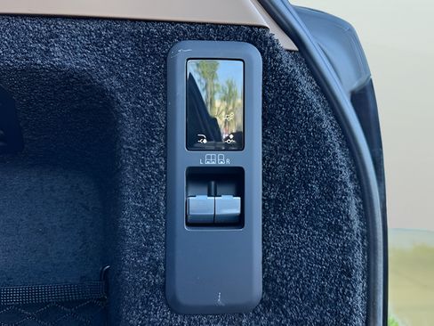 Certified 2025 Land Rover Range Rover SE AWD/4WD image 32