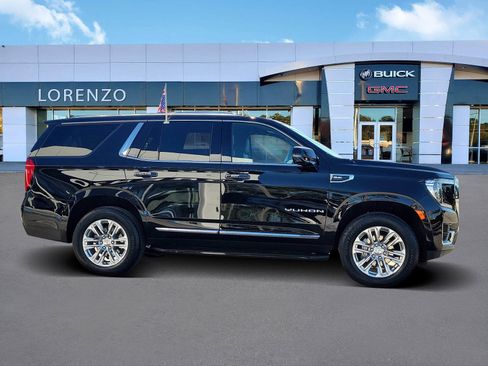 Used 2024 GMC Yukon SLT w/ SLT Luxury Package image 4