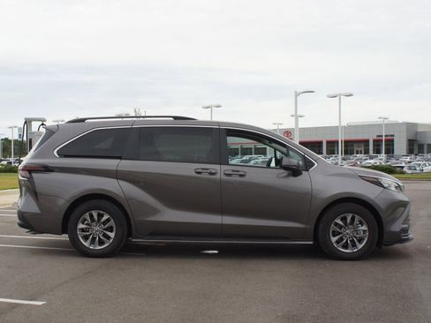 Used 2024 Toyota Sienna LE image 21