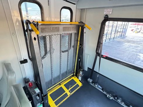 Used 2016 Ford E-350 and Econoline 350 Super Duty image 11