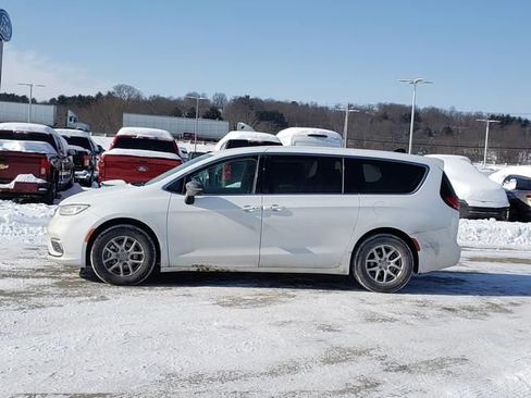 Used 2024 Chrysler Pacifica Touring-L image 5