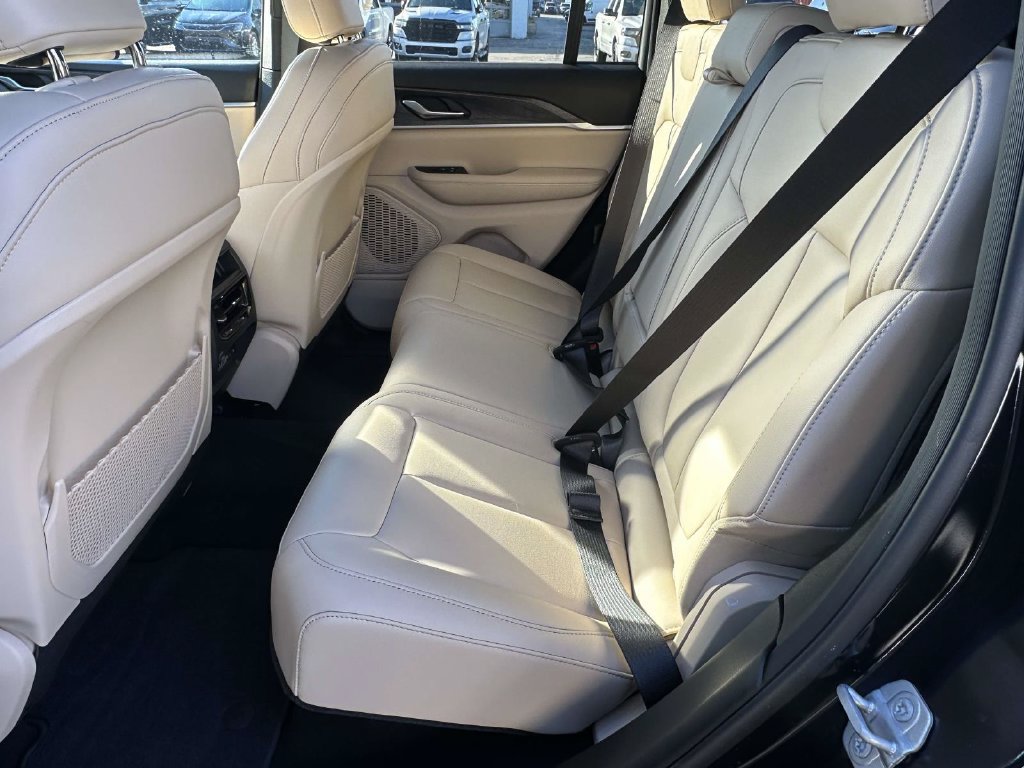 Used 2024 Jeep Grand Cherokee Limited AWD/4WD image 12