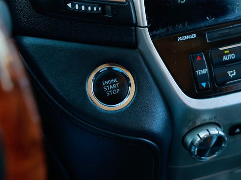 Used 2017 Toyota Land Cruiser image 38