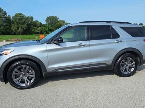 Used 2024 Ford Explorer XLT w/ Equipment Group 202A RWD image 4