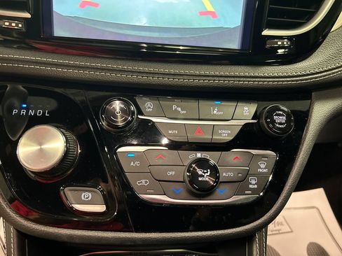 Used 2024 Chrysler Pacifica Limited w/ S Appearance Package FWD image 19