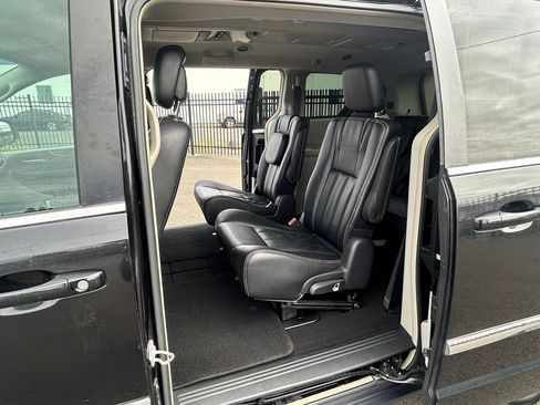 Used 2016 Chrysler Town & Country Touring FWD image 27