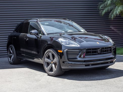 Certified 2026 Porsche Macan AWD/4WD image 6