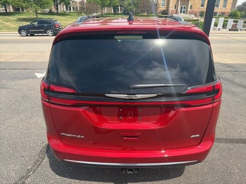 Used 2025 Chrysler Pacifica Pinnacle w/ Trailer Tow Group AWD/4WD image 4